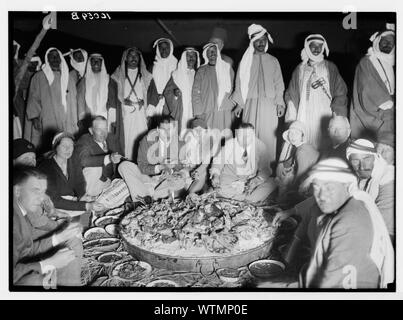 Herr & Frau Tunney [?] bei Beduinen Camp mit Sheik Majid am Shumet Kimrin [?]. Herr & Frau La Gorce, März 1931. Esszimmer Stockfoto