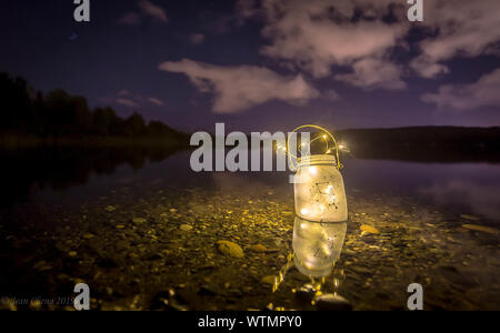 Lichterketten unter dem Nachthimmel Stockfoto