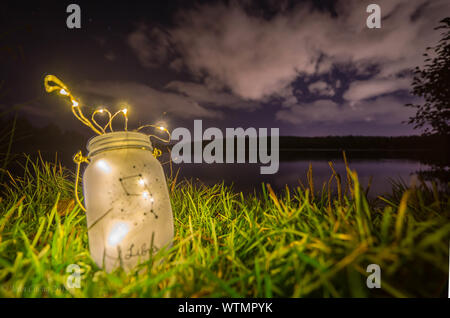 Lichterketten unter dem Nachthimmel Stockfoto