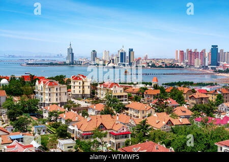 Rotes Haus und Wald in Qingdao, China Stockfoto