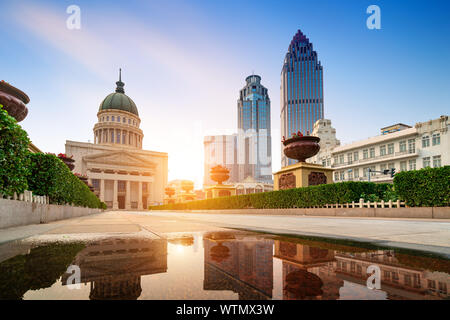 Alte Gebäude und moderne Gebäude auf dem Platz der Stadt, Tianjin, China. Stockfoto