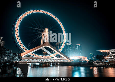 Nacht-Szene Stadtbild von Tianjin Riesenrad, Tianjin Augen in der Zeit der Dämmerung. Modernste und beliebteste Sehenswürdigkeit in Tianjin Stadt. Stockfoto