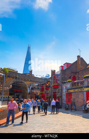 London, UK, 23. Mai 2018: Architektur und Stadtbild in der wakamama clink Street mit Menschen, Geschäfte und Restaurants in Southwark Stockfoto