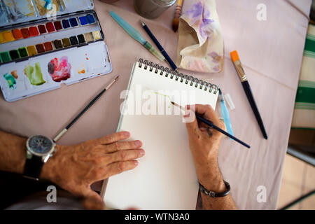 Nahaufnahmen der Hände eines Malers. Stockfoto