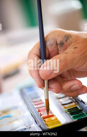 Nahaufnahme der Hand eines Malers. Stockfoto