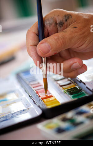 Nahaufnahme der Hand eines Malers. Stockfoto