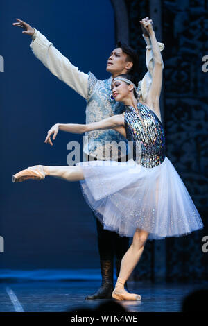 Brüssel, Belgien. 11 Sep, 2019. Künstler Tanz während das Ballett "Die letzte Mission von Marco Polo' an der Royal Circus in Brüssel, Belgien, an Sept. 11, 2019. Von der China Shanghai Ballet durchgeführt wurde, wurde die Show von der chinesischen Botschaft in Belgien und der Chinesischen Vertretung bei der Europäischen Union zum 70. Jahrestag der Gründung der Volksrepublik China zu feiern. Credit: Zheng Huansong/Xinhua/Alamy leben Nachrichten Stockfoto