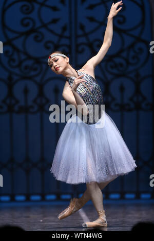 Brüssel, Belgien. 11 Sep, 2019. Ein Künstler tanzt im Ballett "Die letzte Mission von Marco Polo' an der Royal Circus in Brüssel, Belgien, an Sept. 11, 2019. Von der China Shanghai Ballet durchgeführt wurde, wurde die Show von der chinesischen Botschaft in Belgien und der Chinesischen Vertretung bei der Europäischen Union zum 70. Jahrestag der Gründung der Volksrepublik China zu feiern. Credit: Zheng Huansong/Xinhua/Alamy leben Nachrichten Stockfoto