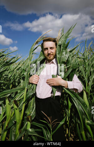 Gerne männliche Landwirt in Mais Stockfoto