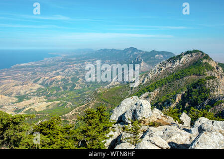 Blick von buffavento Castle (buffavento Kalesi), eine Burgruine in der byzantinischen Burg Kyrenia Bergkette, Aprapköy, Kyrenia (Girne) Bezirk, Zypern ( Stockfoto