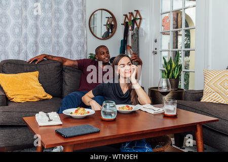 Paar essen und fernsehen. Stockfoto