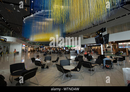Auckland International Airport terminal Einkaufs- und Essbereich. Stockfoto