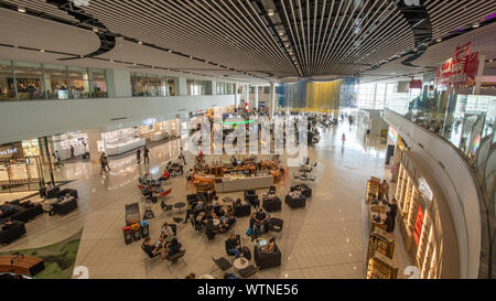 Auckland International Airport terminal Einkaufs- und Essbereich. Stockfoto