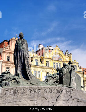 Die Jan Hus Denkmal steht an einem Ende der Altstädter Ring, Prag in der Tschechischen Republik. Stockfoto