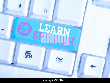 Schreiben Hinweis Übersicht Spanisch lernen. Business Konzept für Übersetzung Sprache in Spanien Vokabular Dialekt Rede Weiß pc-Tastatur mit Hinweis Papier Abo Stockfoto