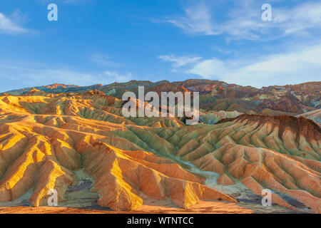 Berühmte Zabriskie Point im Winter kurz vor Sonnenuntergang. Death Valley National Park. Kalifornien. USA Stockfoto