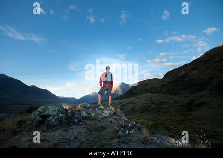 Dallas Hewett wandern mit dem Berg zu den Mavora im Hintergrund, Southland, Neuseeland. Stockfoto