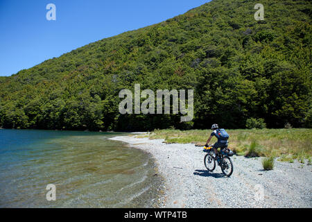 Dallas Hewett Fahrten neben dem zu den Mavora Lakes, Southland, Neuseeland. Stockfoto