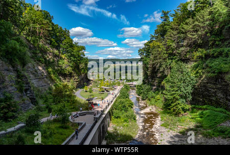 Watkins Glen: Das Meisterwerk der Natur im Herzen der Finger Lakes mit Wasserfällen, üppigen Landschaften und fesselnden Felsformationen. Stockfoto