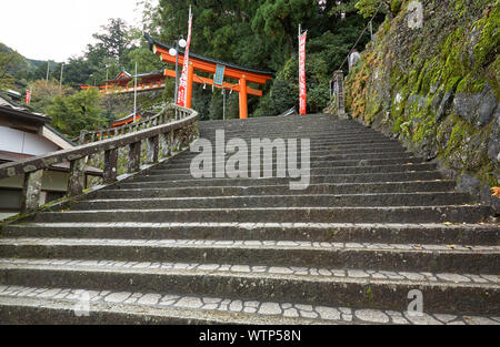 SHINGU, Japan - 27. Oktober 2007: Die Steintreppe, die bis zu den torii Tor am Eingang zum kumano Hayatama Taisha Shinto Schrein. Wakayama. Stockfoto