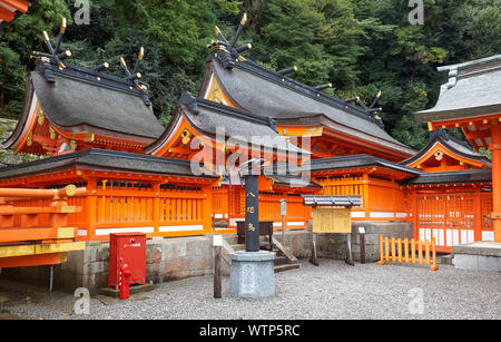 SHINGU, Japan - 27. OKTOBER 2007: kumano Hayatama Taisha Shrine, mit traditionellen geschwungene Dach mit gemeinsamen Shinto Verzierungen Chigi und Kat ausgestattet Stockfoto