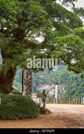 SHINGU, Japan - 27. Oktober 2007: Der höchste japanische Wasserfall, Nachi fällt wie aus dem kumano Nachi Taisha Shrine gesehen. Nachikatsuura. Wakayama Pr Stockfoto