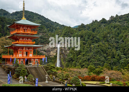 SHINGU, Japan - 27. Oktober 2007: Der Blick auf die 3-stöckige Pagode des Seigantoji Tempel mit den Nachi fallen auf den Hintergrund. Präfektur Wakayama, Stockfoto