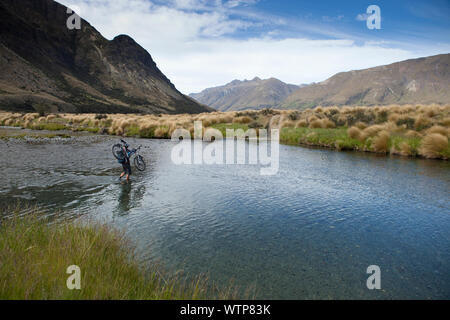 Dallas Hewett Überquerung des Flusses Mararoa, Southland, Neuseeland. Stockfoto