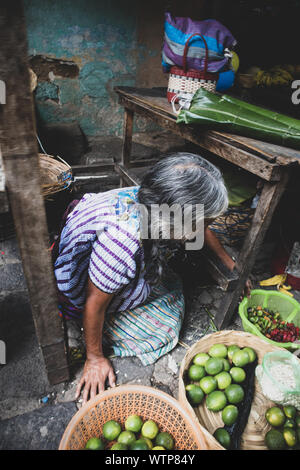 Frau Verkauf von Speisen am Markt in San Pedro La Laguna, Guatemala Stockfoto