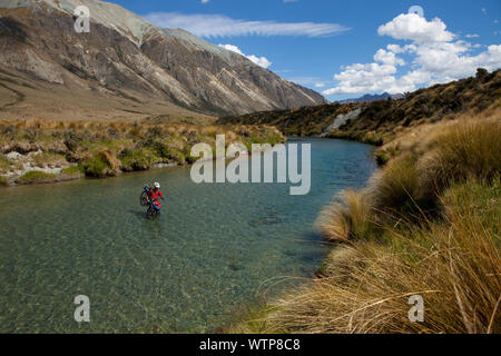 Dallas Hewett Überquerung der Mararoa Fluss, zu den Mavora, Southland, Neuseeland. Stockfoto