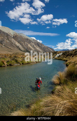 Dallas Hewett Überquerung der Mararoa Fluss, zu den Mavora, Southland, Neuseeland. Stockfoto