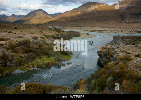 Dallas Hewett Überquerung des Flusses Mararoa, Southland, Neuseeland. Stockfoto