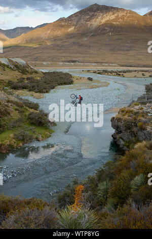 Dallas Hewett Überquerung des Flusses Mararoa, Southland, Neuseeland. Stockfoto