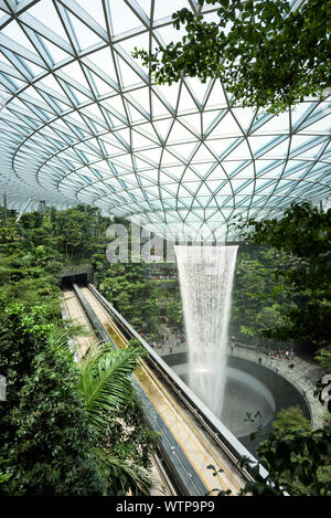 Das Juwel Changi ist der letzte architektonische Ergänzung der Flughafen Singapur, mit einer Aufzeichnung - hohe indoor Regen vortex Wasserfall, eine vertikale tropischen für Stockfoto