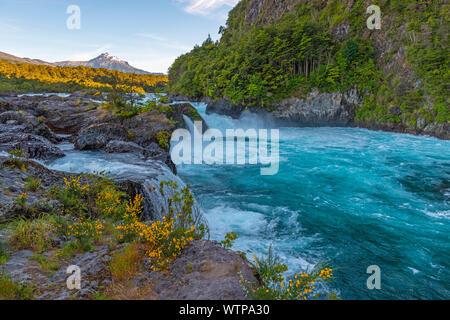 Die Wasserfälle und Stromschnellen von petrohue an einem sonnigen Tag im Lake District von Chile, um Puerto Montt, Puerto Varas und Pucon. Stockfoto