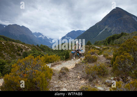 Dallas Hewett auf der zu den Mavora Laufsteg mit den Ailsa Berg, Southland, Neuseeland. Stockfoto