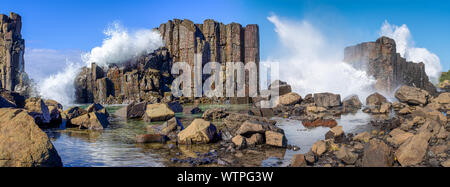 Panorama der Wellen über Basalt Felsformationen und Rock Pools im Bombo Landspitze Steinbruch brechen, New South Wales Coast, Australien Stockfoto