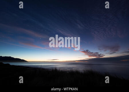 Dämmerung auf der Kaikoura Coast, Kaikoura, Neuseeland. Stockfoto