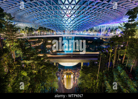 Jewel Changi Airport in Singapur, eine Glaskuppel mit Wasserfall und Wald, Einkaufszentrum, Terminal- und Hotel Stockfoto