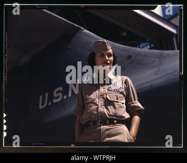 Frau Eloise J. Ellis hat durch öffentlichen Dienst ernannt worden, leitender Aufsichtsplatz in der Montage und Reparatur Abteilung an der Naval Air Base, Corpus Christi, Texas. Sie Bojen bis weibliche Moral in Ihrer Abteilung durch die Vermittlung von geeigneten Lebensbedingungen für out-of-state Mitarbeiter und, indem sie mit ihren persönlichen Problemen Stockfoto