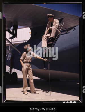 Frau Eloise J. Ellis, Senior Supervisors in der Montage und Reparaturen Abt. der Naval Air Base, im Gespräch mit einem der Männer, Corpus Christi, Texas Stockfoto