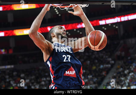 Peking, Guangdong Provinz Chinas. 11 Sep, 2019. Rudy Gobert von Frankreich Dunks im Viertelfinale zwischen den Vereinigten Staaten und Frankreich an der FIBA WM 2019 in Dongguan, Provinz Guangdong im Süden Chinas, Sept. 11, 2019. Credit: Xue Yubin/Xinhua/Alamy leben Nachrichten Stockfoto