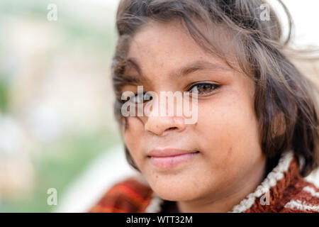 Jaisalmer, Rajasthan, Indien - 29. Juli 2019: Portrait von Mädchen in der Wüste Thar - Stockfoto