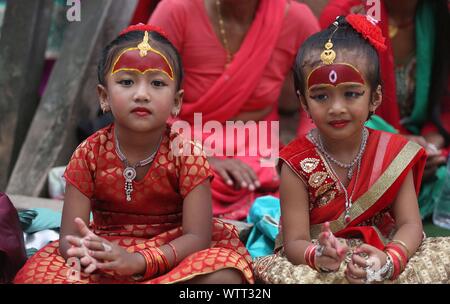 Kathmandu, Nepal. 11 Sep, 2019. Kleine Mädchen Kumari Puja Prozession anlässlich der Indrajatra Festival in Kathmandu organisiert. Hunderte von kleinen Mädchen in Kumari Puja oder Mädchen Masse Anbetung Zeremonie für bessere Gesundheit und Glück teilgenommen. Credit: Pacific Press Agency/Alamy leben Nachrichten Stockfoto