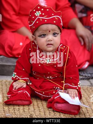 Kathmandu, Nepal. 11 Sep, 2019. Ein kleines Mädchen besucht Kumari Puja Prozession anlässlich der Indrajatra Festival in Kathmandu organisiert. Hunderte von kleinen Mädchen in Kumari Puja oder Mädchen Masse Anbetung Zeremonie für bessere Gesundheit und Glück teilgenommen. Credit: Pacific Press Agency/Alamy leben Nachrichten Stockfoto