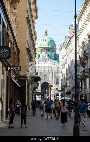 Wien, Österreich - 15 August, 2019: Blick auf die Hofburg an der Unterseite der Kohlmarkt und Stockfoto