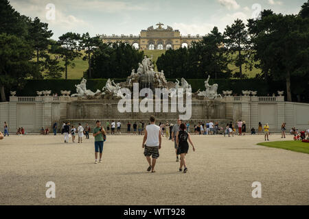 Wien, Österreich - 15 August 2019: Schloss Schönbrunn. Neptunbrunnen und Gloriette im Hintergrund Stockfoto