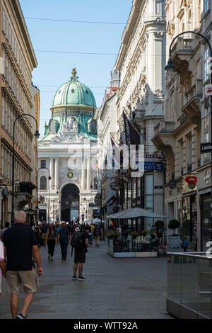 Wien, Österreich - 15 August, 2019: Blick auf die Hofburg an der Unterseite der Kohlmarkt und Stockfoto