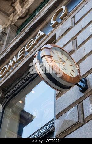 Wien, Österreich - 15 August 2019: Große Uhr auf der Fassade eines Omega Watch store. Illustrative editorial Stockfoto