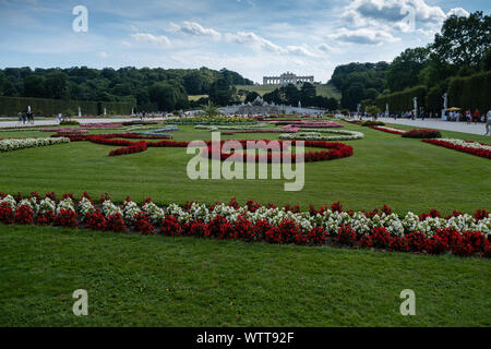 Wien, Österreich - 15 August 2019: Schloss Schönbrunn. Gloriette, der Neptunbrunnen und Großes Parterre Stockfoto